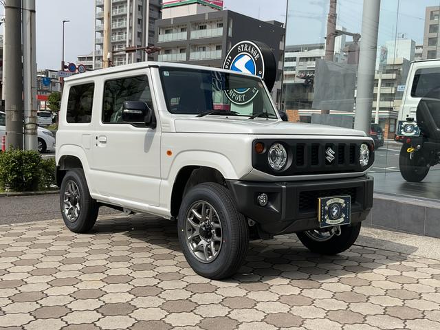 過酷なオフロードでのタフさを感じさせる前後バンパー。