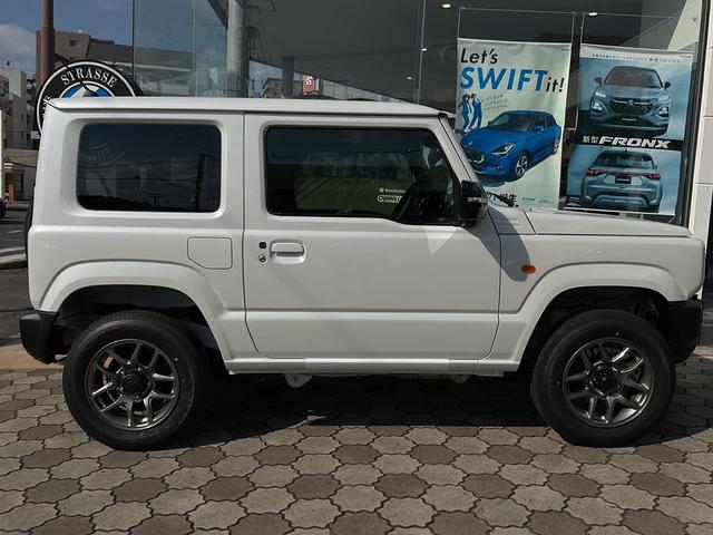 ガラス面を立て、サイドに雪がたまりにくくしたスクエア再度ボディ。