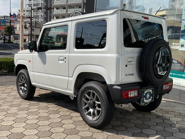 ジムニーらしさの象徴、５スロットグリルと丸型ヘッドランプ＆独立ターンランプ。