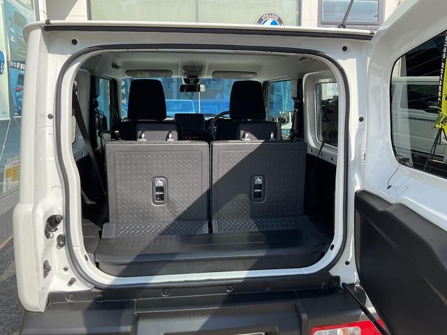 ５ＭＴはダイレクト感もあふれる軽快なシフトフィールによってスポーティーな走りも思いのまま。４ＡＴには変速操作をよりスムーズに行うことができるストレート式を採用。