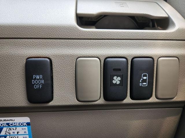 助手席側電動スライドドアのボタン、リヤヒーターボタンが付いてます＾＾