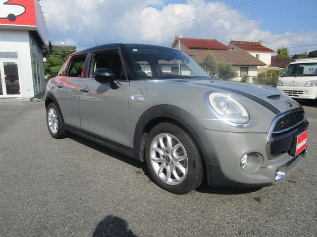 ＭＩＮＩ クーパーＳ　／純正ナビ／エキサイトメントパッケージ／クロムラインエクステリア／パフォーマンスコントロール／スポーツシート／オンボードコンピュータ／（8枚目）