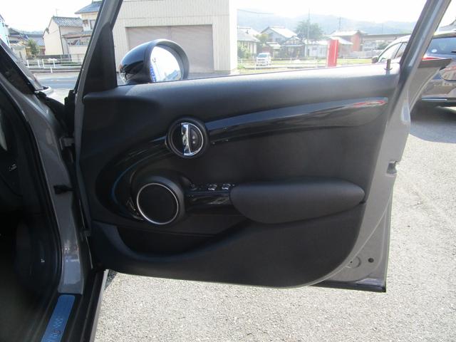 ＭＩＮＩ クーパーＳ　／純正ナビ／エキサイトメントパッケージ／クロムラインエクステリア／パフォーマンスコントロール／スポーツシート／オンボードコンピュータ／（17枚目）