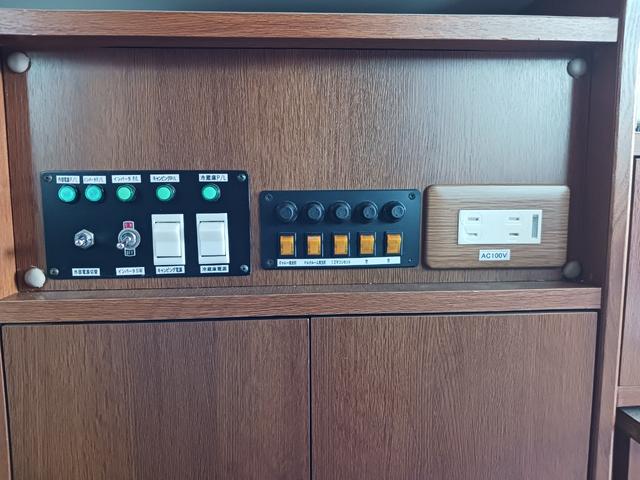 シビリアンバス キャンピング車(株式会社オートワークス京都) 8ナンバー/サブバッテリー/外部電源あり/バックカメラ/冷蔵庫/テレビ/換気扇(15枚目)