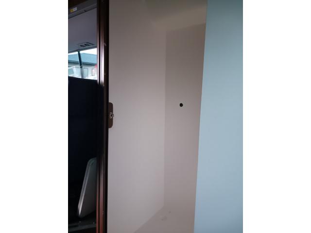 シビリアンバス キャンピング車(株式会社オートワークス京都) 8ナンバー/サブバッテリー/外部電源あり/バックカメラ/冷蔵庫/テレビ/換気扇(18枚目)