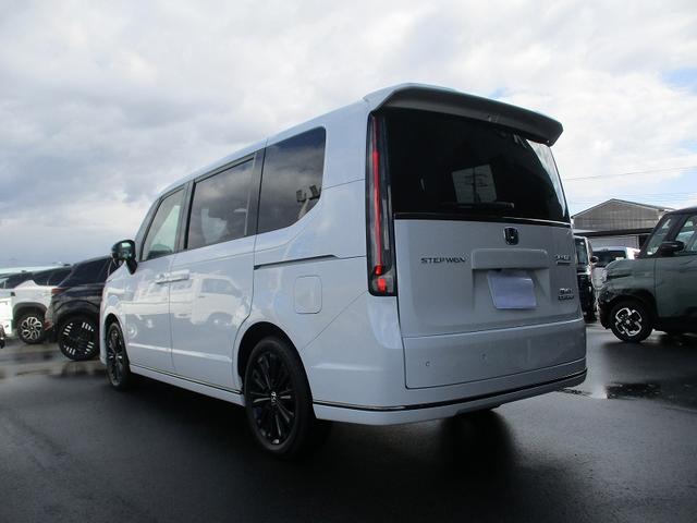 ステップワゴン eHEVスパーダプレミアムラインブラックエディション オットマン パワーテールゲート(15枚目)