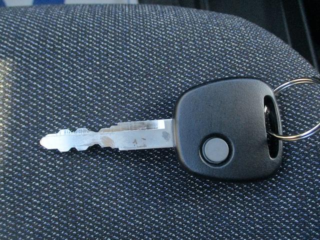 アルト Ｌ　運転席助手席エアバッグ　車線逸脱防止　キーレスリモコン　シートヒータ　Ｐセンサー　盗難警報装置　マニュアルエアコン　パワーステアリング　パワーウインドウ　サイドエアバッグ　オートハイビーム　エアバック（41枚目）