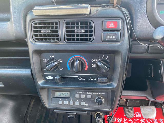 手の届きやすいところで簡単操作ができる空調付き！オールシーズンお好みの温度調節ができます。