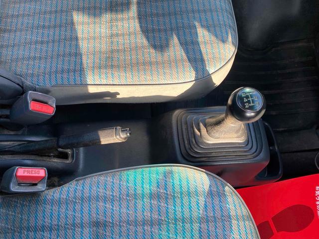 必ず使用するシフトレバー。確りと確認したいですね。