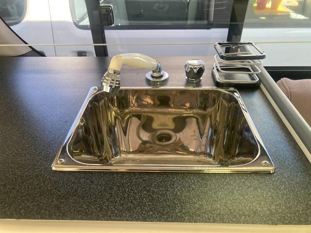 ハイエースワゴン 　ナッツＲＶ　トライアル　１０名乗車　３ナンバー　サブバッテリー　走行充電　電圧計　４００Ｗインバーター　７インチナビ　ＥＴＣ１．０　バックカメラ　キャンピングカー（17枚目）