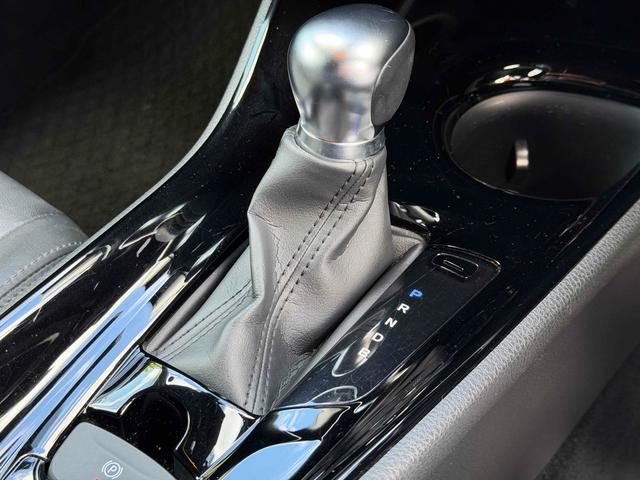 必ず使用するシフトレバー。確りと確認したいですね。