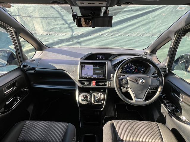 ヴォクシー ハイブリッドＺＳ　煌　両側パワースライドドア　純正ナビ　ＴＶ　純正ＡＷ（3枚目）