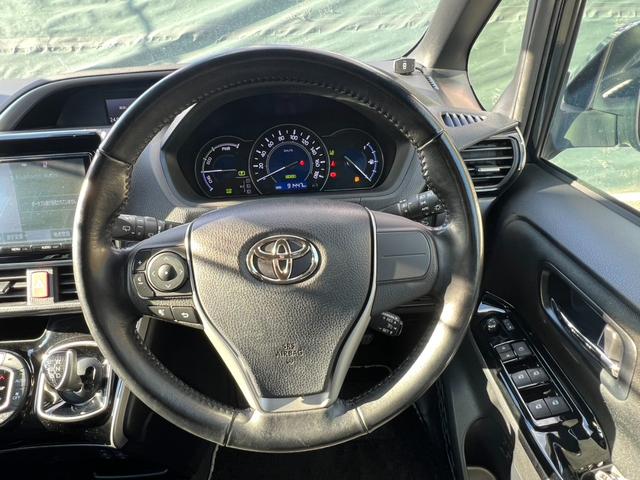 ヴォクシー ハイブリッドＺＳ　煌　両側パワースライドドア　純正ナビ　ＴＶ　純正ＡＷ（5枚目）