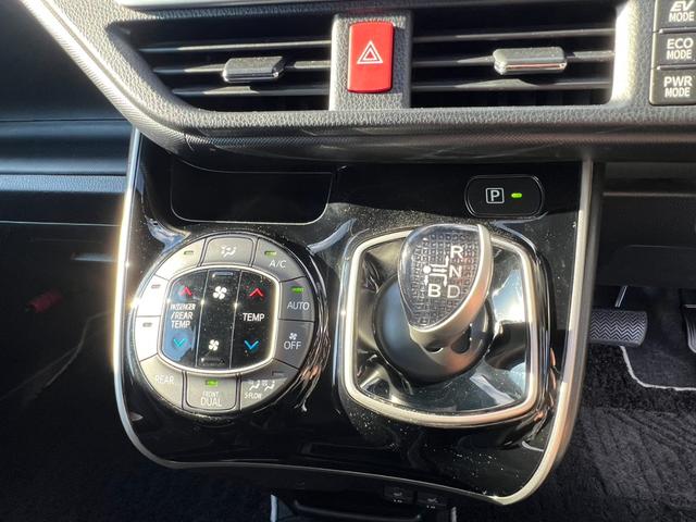 ヴォクシー ハイブリッドＺＳ　煌　両側パワースライドドア　純正ナビ　ＴＶ　純正ＡＷ（11枚目）