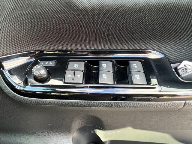 ヴォクシー ハイブリッドＺＳ　煌　両側パワースライドドア　純正ナビ　ＴＶ　純正ＡＷ（18枚目）