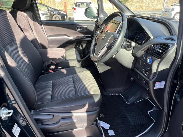 ヴォクシー ハイブリッドＺＳ　煌　両側パワースライドドア　純正ナビ　ＴＶ　純正ＡＷ（21枚目）