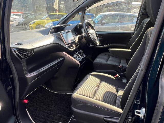 ヴォクシー ハイブリッドＺＳ　煌　両側パワースライドドア　純正ナビ　ＴＶ　純正ＡＷ（22枚目）