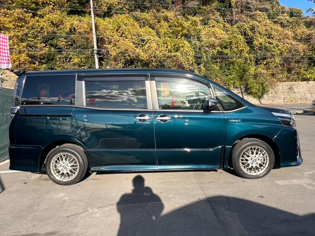 ヴォクシー ハイブリッドＺＳ　煌　両側パワースライドドア　純正ナビ　ＴＶ　純正ＡＷ（30枚目）