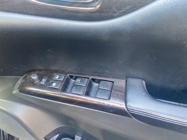 エルグランド 250ハイウェイスター ETC バックカメラ ナビ 両側スライド・片側電動 HID スマートキー 電動格納ミラー 3列シート オットマン CVT アルミホイール ミュージックプレイヤー接続可 盗難防止システム 衝突安全ボディ(10枚目)