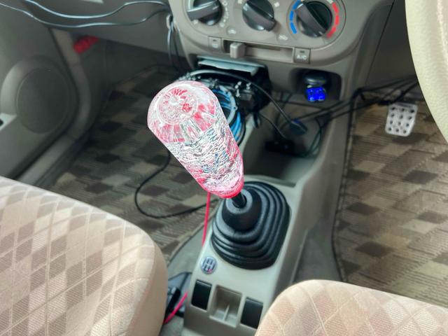 アルト アルト誕生３０年記念車　ナビ　キーレスエントリー　ＭＴ　盗難防止システム　ＣＤ　ＵＳＢ　ミュージックプレイヤー接続可　アルミホイール　衝突安全ボディ　エアコン　パワーステアリング　パワーウィンドウ（8枚目）