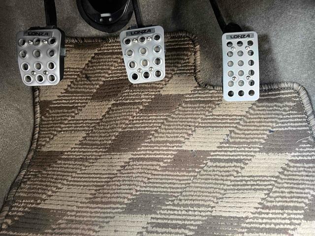 アルト アルト誕生３０年記念車　ナビ　キーレスエントリー　ＭＴ　盗難防止システム　ＣＤ　ＵＳＢ　ミュージックプレイヤー接続可　アルミホイール　衝突安全ボディ　エアコン　パワーステアリング　パワーウィンドウ（11枚目）