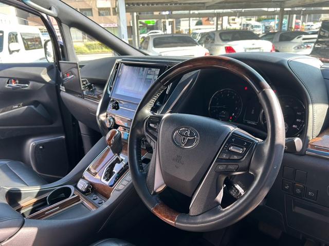 アルファード 3.5エグゼクティブラウンジ 電動リアゲート パワーバックドア LEDライト スマートキー フロントカメラ サイドカメラ バックカメラ 革シート シートヒーター パワーシート(9枚目)