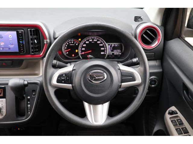 ステアリングも目立つダメージはございません。