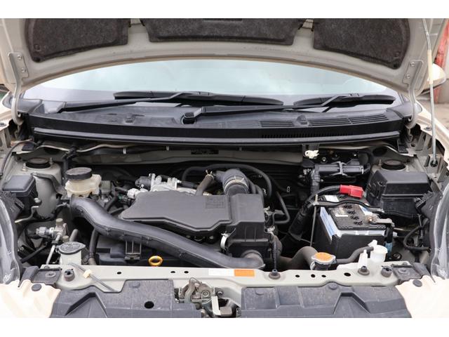 エンジンルームも目立つ錆や腐食はございません。