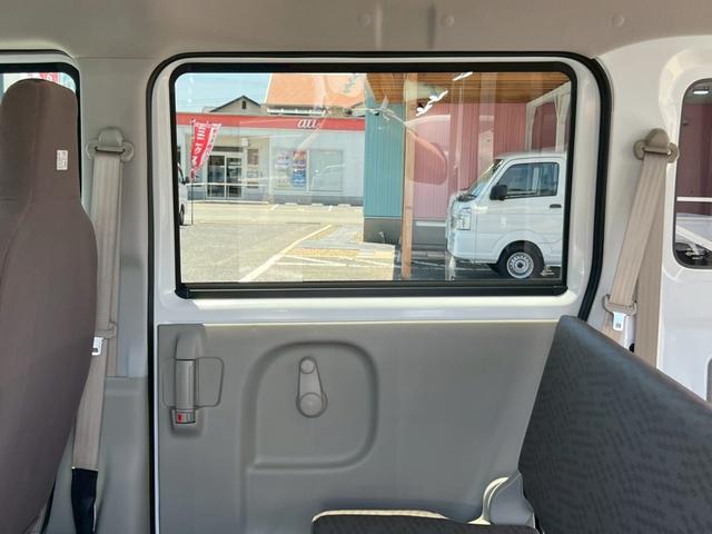 スクラム ＰＡ　運転席・助手席エアバック　ＡＢＳ　横滑り防止装置　エアコン・クーラー　パワステ　両側スライドドア　禁煙車　純正ラジオ　１２Ｖ電源ソケット　ヘッドライトレベライザー　スペアタイヤ　スペアキー　取扱説明書（40枚目）