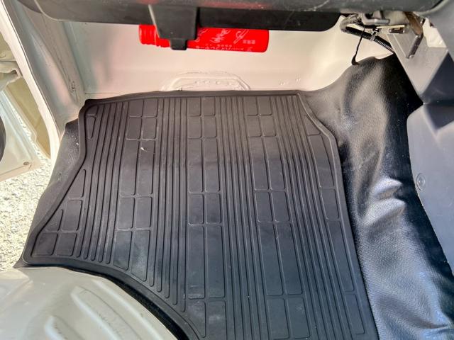 【外装クリーニング】どのような用途であっても、ご購入いただくお車は綺麗にお渡ししたい。そんな思いで外装のクリーニング、磨き作業などを施したお車の綺麗さも専門館の魅力です！