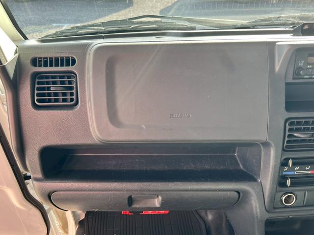 【お店の雰囲気】当店はカフェのような作りで、お客様に落ち着いた雰囲気でお車選びをしていただけるようにしております♪もちろん笑顔の素敵なスタッフがよりお話しやすい空間をお作りします☆