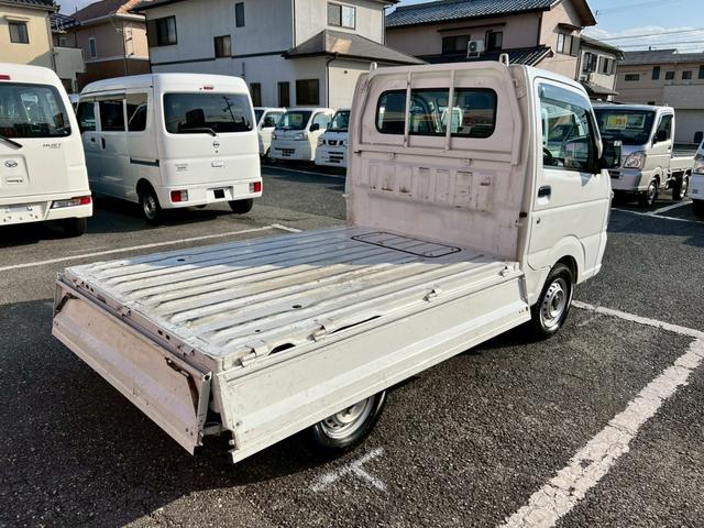 【お店の雰囲気】当店はカフェのような作りで、お客様に落ち着いた雰囲気でお車選びをしていただけるようにしております♪もちろん笑顔の素敵なスタッフがよりお話しやすい空間をお作りします☆