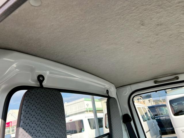 【お店の雰囲気】当店はカフェのような作りで、お客様に落ち着いた雰囲気でお車選びをしていただけるようにしております♪もちろん笑顔の素敵なスタッフがよりお話しやすい空間をお作りします☆