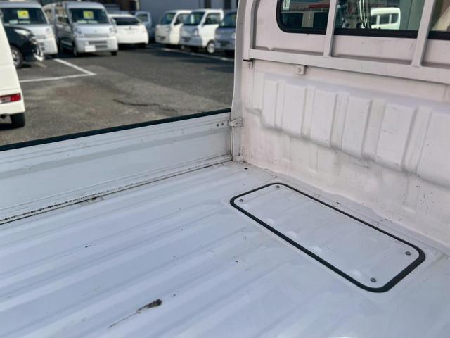 キャリイトラック 　車検整備付　ＡＴ車　ＥＴＣ　エアコン　パワステ　ＡＢＳ　運転席エアバック　助手席エアバック　アオリプロテクター　トリイプロテクター　ヘッドライトレベライザー　フロアマット　ドアバイザー　スペアタイヤ（55枚目）