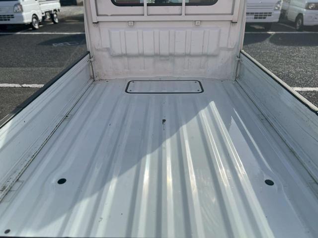キャリイトラック 　車検整備付　ＡＴ車　ＥＴＣ　エアコン　パワステ　ＡＢＳ　運転席エアバック　助手席エアバック　アオリプロテクター　トリイプロテクター　ヘッドライトレベライザー　フロアマット　ドアバイザー　スペアタイヤ（56枚目）