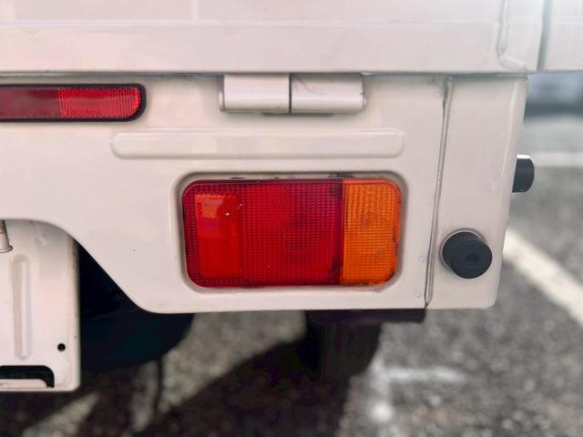 キャリイトラック 　車検整備付　ＡＴ車　ＥＴＣ　エアコン　パワステ　ＡＢＳ　運転席エアバック　助手席エアバック　アオリプロテクター　トリイプロテクター　ヘッドライトレベライザー　フロアマット　ドアバイザー　スペアタイヤ（69枚目）