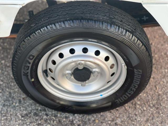 キャリイトラック 　車検整備付　ＡＴ車　ＥＴＣ　エアコン　パワステ　ＡＢＳ　運転席エアバック　助手席エアバック　アオリプロテクター　トリイプロテクター　ヘッドライトレベライザー　フロアマット　ドアバイザー　スペアタイヤ（72枚目）