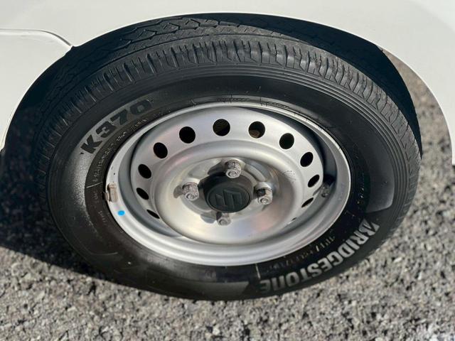 キャリイトラック 　車検整備付　ＡＴ車　ＥＴＣ　エアコン　パワステ　ＡＢＳ　運転席エアバック　助手席エアバック　アオリプロテクター　トリイプロテクター　ヘッドライトレベライザー　フロアマット　ドアバイザー　スペアタイヤ（73枚目）