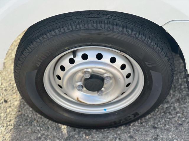 キャリイトラック 　車検整備付　ＡＴ車　ＥＴＣ　エアコン　パワステ　ＡＢＳ　運転席エアバック　助手席エアバック　アオリプロテクター　トリイプロテクター　ヘッドライトレベライザー　フロアマット　ドアバイザー　スペアタイヤ（74枚目）