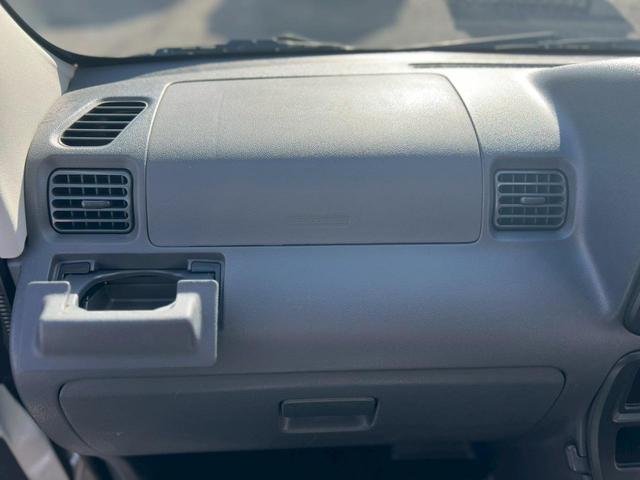 ハイゼットカーゴ 　ＡＴ車　純正キーレス　ＰＷ　エアコン　パワステ　両側スライドドア　運転席エアバック　助手席エアバック　　シガーライター　ヘッドライトレベライザー　フロアマットドアバイザー　スペアタイヤ　スペアキー（18枚目）