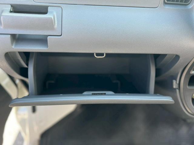 ハイゼットカーゴ 　ＡＴ車　純正キーレス　ＰＷ　エアコン　パワステ　両側スライドドア　運転席エアバック　助手席エアバック　　シガーライター　ヘッドライトレベライザー　フロアマットドアバイザー　スペアタイヤ　スペアキー（19枚目）