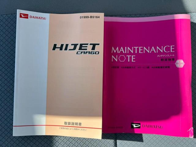 ハイゼットカーゴ 　ＡＴ車　純正キーレス　ＰＷ　エアコン　パワステ　両側スライドドア　運転席エアバック　助手席エアバック　　シガーライター　ヘッドライトレベライザー　フロアマットドアバイザー　スペアタイヤ　スペアキー（20枚目）