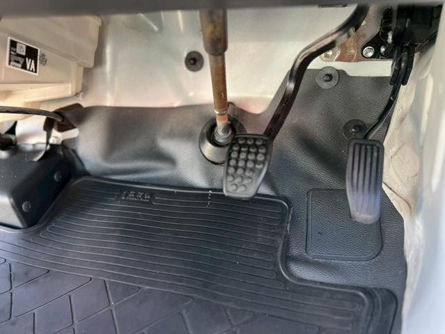 ハイゼットカーゴ 　ＡＴ車　純正キーレス　ＰＷ　エアコン　パワステ　両側スライドドア　運転席エアバック　助手席エアバック　　シガーライター　ヘッドライトレベライザー　フロアマットドアバイザー　スペアタイヤ　スペアキー（21枚目）