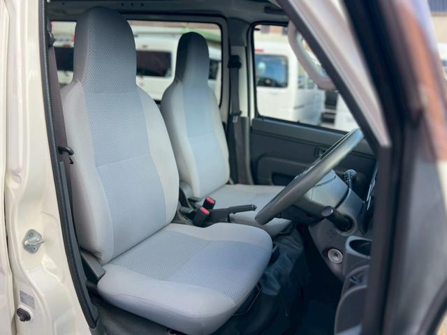 ハイゼットカーゴ 　ＡＴ車　純正キーレス　ＰＷ　エアコン　パワステ　両側スライドドア　運転席エアバック　助手席エアバック　　シガーライター　ヘッドライトレベライザー　フロアマットドアバイザー　スペアタイヤ　スペアキー（24枚目）