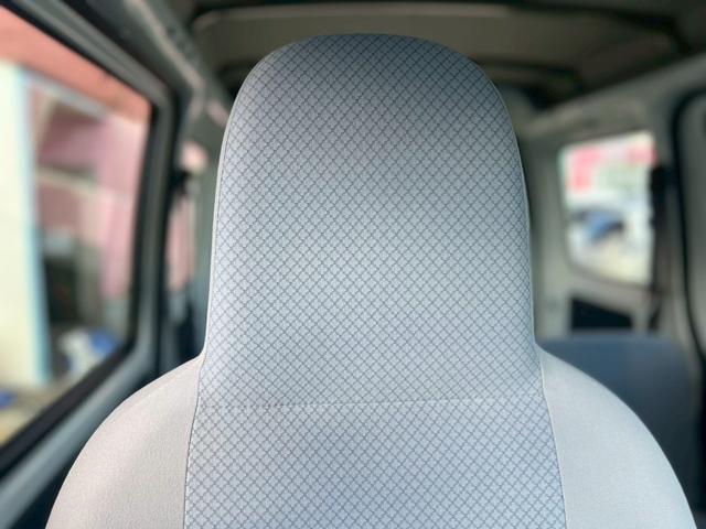 ハイゼットカーゴ 　ＡＴ車　純正キーレス　ＰＷ　エアコン　パワステ　両側スライドドア　運転席エアバック　助手席エアバック　　シガーライター　ヘッドライトレベライザー　フロアマットドアバイザー　スペアタイヤ　スペアキー（26枚目）