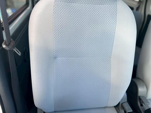 ハイゼットカーゴ 　ＡＴ車　純正キーレス　ＰＷ　エアコン　パワステ　両側スライドドア　運転席エアバック　助手席エアバック　　シガーライター　ヘッドライトレベライザー　フロアマットドアバイザー　スペアタイヤ　スペアキー（27枚目）