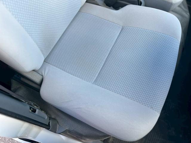 ハイゼットカーゴ 　ＡＴ車　純正キーレス　ＰＷ　エアコン　パワステ　両側スライドドア　運転席エアバック　助手席エアバック　　シガーライター　ヘッドライトレベライザー　フロアマットドアバイザー　スペアタイヤ　スペアキー（28枚目）