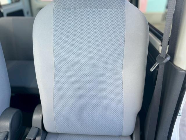 ハイゼットカーゴ 　ＡＴ車　純正キーレス　ＰＷ　エアコン　パワステ　両側スライドドア　運転席エアバック　助手席エアバック　　シガーライター　ヘッドライトレベライザー　フロアマットドアバイザー　スペアタイヤ　スペアキー（29枚目）