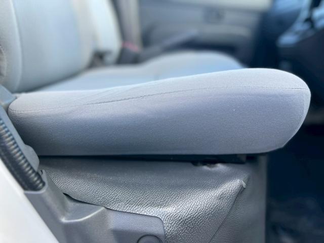 ハイゼットカーゴ 　ＡＴ車　純正キーレス　ＰＷ　エアコン　パワステ　両側スライドドア　運転席エアバック　助手席エアバック　　シガーライター　ヘッドライトレベライザー　フロアマットドアバイザー　スペアタイヤ　スペアキー（30枚目）