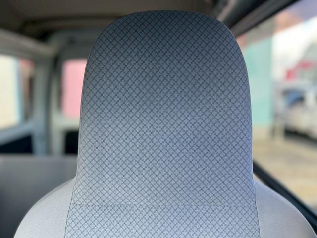 ハイゼットカーゴ 　ＡＴ車　純正キーレス　ＰＷ　エアコン　パワステ　両側スライドドア　運転席エアバック　助手席エアバック　　シガーライター　ヘッドライトレベライザー　フロアマットドアバイザー　スペアタイヤ　スペアキー（31枚目）